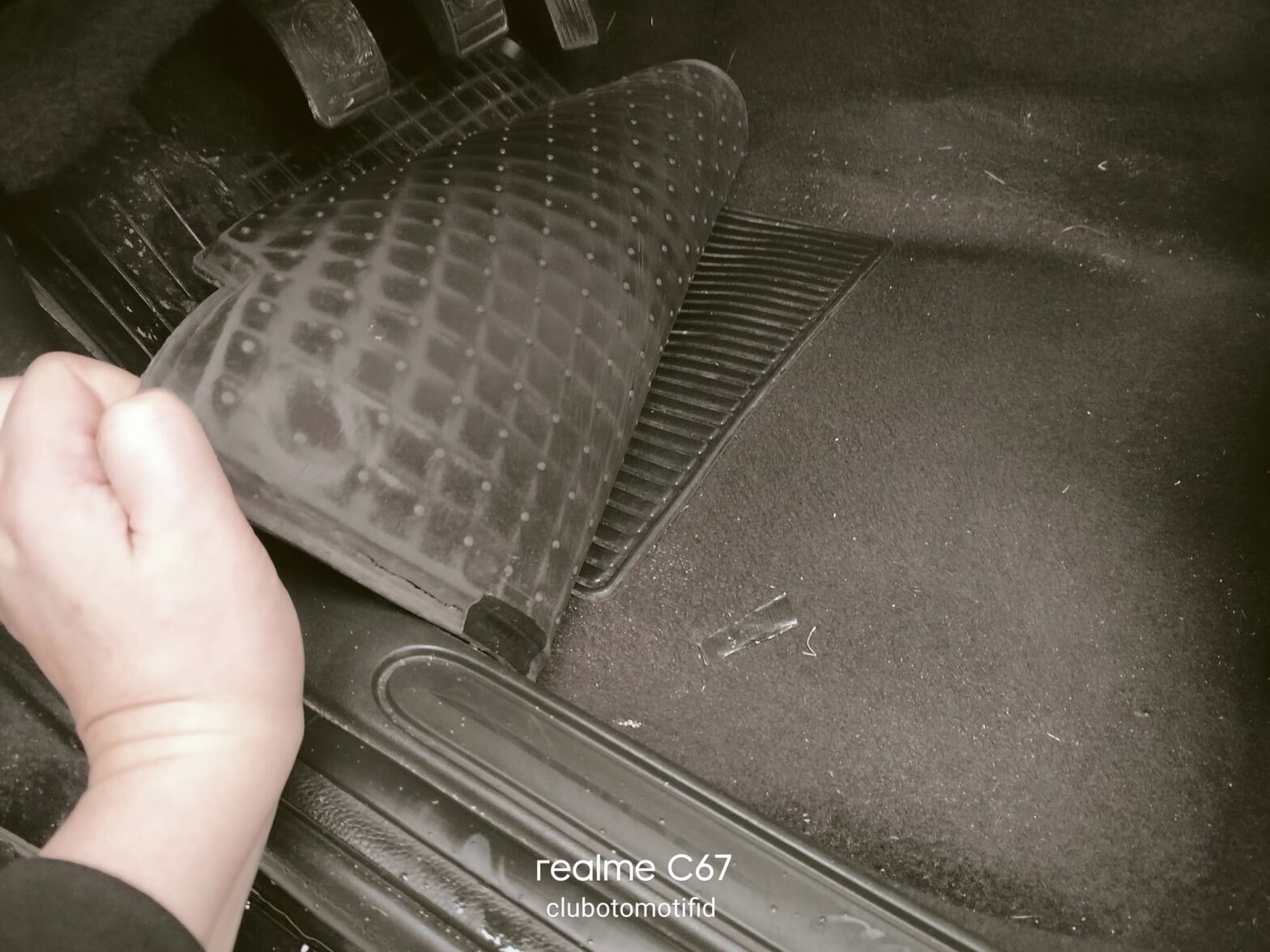 Woda pod dywanikami przyczyny