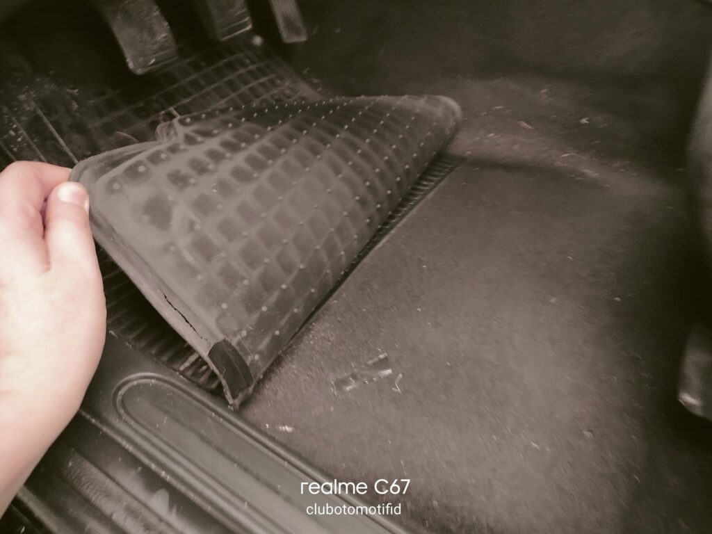 woda pod dywanikami przyczyny